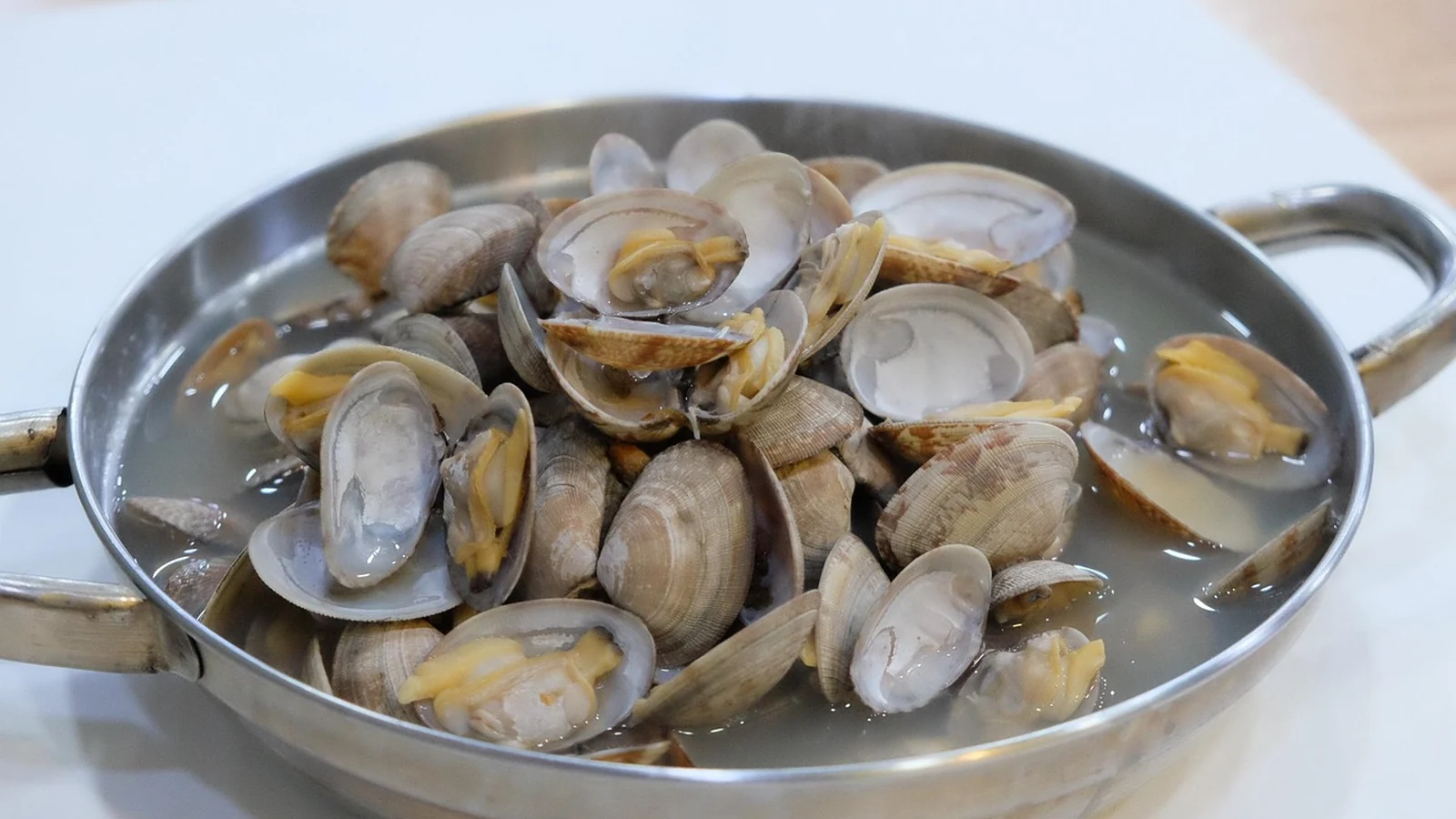 Vongole in padella: come raccogliere e filtrare il liquido di cottura prima di usarlo
